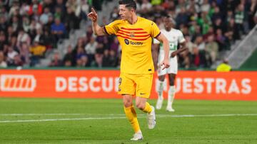 ELCHE, SPAIN - APRIL 01: Robert Lewandowski of FC Barcelona scores the team's third goal during the LaLiga Santander match between Elche CF and FC Barcelona at Estadio Manuel Martinez Valero on April 01, 2023 in Elche, Spain. (Photo by Aitor Alcalde/Getty Images)