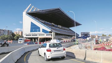 Estado actual de la tribuna de preferencia del Vicente Calder&oacute;n. Los coches pasan por donde estaba el c&eacute;sped. 