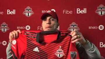 Carlos Salcedo durante su presentaci&oacute;n como nuevo jugador del Toronto FC.