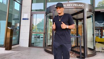 10-07-25. EL COLOMBIANO JUAN CÓRDOBA, A SU LLEGADA A GIJÓN PARA FIRMAR POR EL SPORTING.