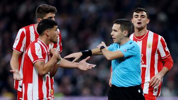 Soccer Football - LaLiga - Real Madrid v Almeria - Santiago Bernabeu, Madrid, Spain - January 21, 2024 Almeria's Edgar Gonzalez remonstrates to referee Francisco Maeso REUTERS/Isabel Infantes