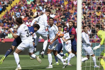 El jugador del Barcelona, Eric Garca, marca de cabeza el 1-2. 
