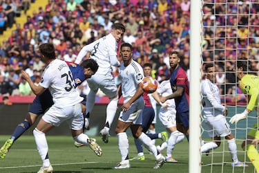 El jugador del Barcelona, Eric García, marca de cabeza el 1-2. 
