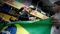 BRA79. SAO PAULO (BRASIL), 08/11/2018.- El piloto espa&ntilde;ol Carlos Sainz (Renault) firma una bandera de Brasil en el paddock del circuito de Interlagos, donde el domingo se celebrar&aacute; el Gran Premio de Brasil de F&oacute;rmula Uno, hoy, jueves 8 de noviembre de 2018, en la ciudad de Sao Paulo (Brasil). EFE/Fernando Bizerra