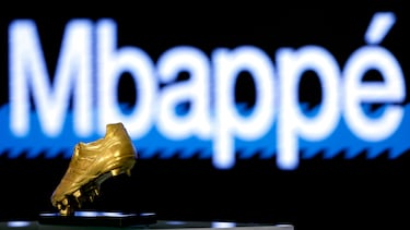 Vista de la Bota de Oro que el delantero francés del Real Madrid Kylian Mbappé recibe este viernes en el palco del estadio Santiago Bernabéu en Madrid.