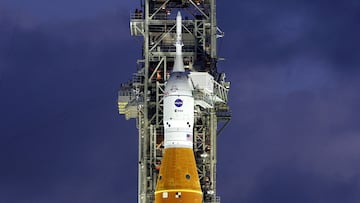 The Orion crew capsule sits atop the next-generation moon rocket, the Space Launch System (SLS) rocket, on Pad 39B ahead of the launch of NASA's Artemis II lunar flyby mission, at the Kennedy Space Center in Cape Canaveral, Florida, U.S., March 31, 2026. REUTERS/Brendan McDermid TPX IMAGES OF THE DAY REFILE - CORRECTING INFORMATION FROM "MISSION TO ORBIT THE MOON" TO "LUNAR FLYBY MISSION".