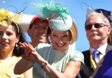 La entrenadora de caballos, Gai Waterhouse, celebra la victoria del jinete Damien Oliver.