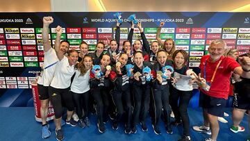 . FUKUOKA (JAPÓN), 18/07/2023.- El equipo español de Natación Artística celebra su victoria en Fukuoka para convertirse en campeón mundial al alzarse con el oro en la rutina técnica, la prueba reina de la disciplina, en una final en la que se impuso a Italia y a Estados Unidos. EFE/RFEN SOLO USO EDITORIAL/SOLO DISPONIBLE PARA ILUSTRAR LA NOTICIA QUE ACOMPAÑA (CRÉDITO OBLIGATORIO)
