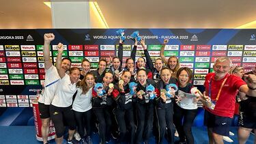 El equipo español de Natación Artística celebra su victoria en Fukuoka para convertirse en campeón mundial al alzarse con el oro en la rutina técnica, la prueba reina de la disciplina.