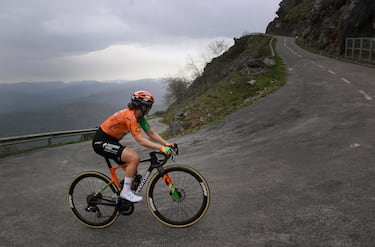 La subida, con un verde esplendido en los lados, tiene constantes curvas que es lo que hace aumentar el desnivel en escasos metros. El Angliru apareció en el mundo ciclista por primera vez en 1999 y, desde entonces, se convirtió en una cima icónica. Su nombre siempre está, y estará, asociado al ciclismo. Además, hay muchas referencias e indicadores para los propio cicloturistas.