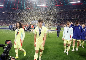 Marc Cucurella y Robin Le Normand tras recibir la medalla de subcampeones de la Nations League.