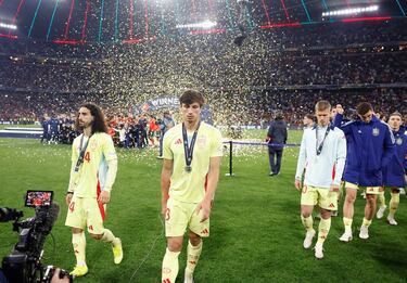 Marc Cucurella y Robin Le Normand tras recibir la medalla de subcampeones de la Nations League.