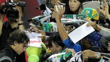 <b>FIEBRE. </b>Rafa Nadal atiende a una nube de aficionados nipones tras finalizar su partido.