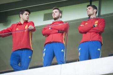 Morata, De Gea y Rico viendo el partido desde la grada.