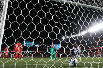 La portera de Suiza Gaelle Thalmann se lamenta tras el quinto gol de España. 
