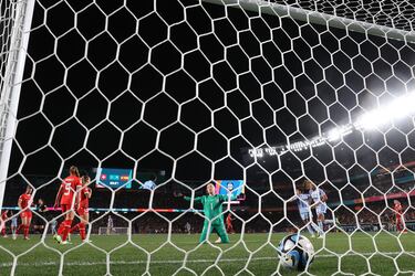 La portera de Suiza Gaelle Thalmann se lamenta tras el quinto gol de España. 