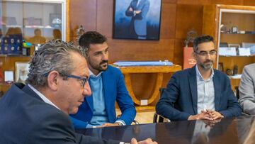 El Racing Benidorm y el Atl¨¦tico Benidorm se unen y crean el CF Benidorm de la mano de Villa
