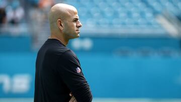 Los Jets listan a 14 elementos en la lista/reserva de COVID-19 y ahora su head coach, Robert Saleh, también dio positivo en una prueba de coronavirus.