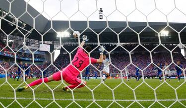 Czech Republic fight back for Croatia draw in flare-hit clash