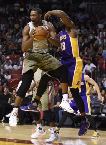 Chris Bosh de Miami Heat ante Tarik Black de los Lakers.