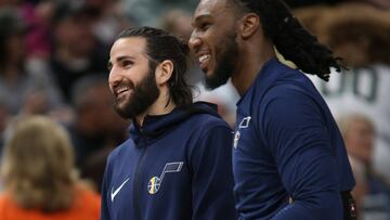 GFX02. SALT LAKE CITY (EE.UU.), 30/03/2018.- Ricky Rubio (i) y Jae Crowder (d) de Utah Jazz hablan durante un receso ante Memphis Grizzlies hoy, viernes 30 de marzo de 2018, durante un partido de la NBA, entre los Utah Jazz y los Memphis Grizzlies, en el Energy Solutions Arena, en Salt Lake City (EE.UU.). EFE/George Frey