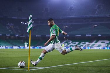 El rendimiento de Nabil Fekir como delantero bético ha caído considerablemente desde marzo de 2020. La pasada temporada, mientras había público en las gradas sumó siete goles, pero tras el parón no marcó ningún gol. En lo que va de temporada solo ha visto puerta en dos ocasiones. 