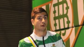 VADILLO YA BRILLÓ EN COPA CONTRA EL VALLADOLID. Vadillo ya fue el protagonista bético en la anterior ronda copero, cuando una asistencia y otra que acabó en autogol dieron al Betis el pase ante el Valladolid. Entonces, Álvaro salió desde el banco. Hoy apunta a tener un sitio de titular.