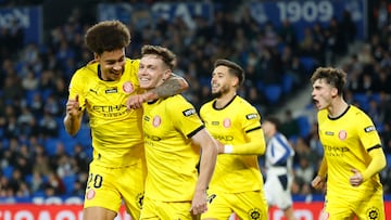 SAN SEBASTIÁN, 12/12/2025.- El centrocampista ucraniano del Girona Viktor Tsygankov (2i) celebra su segundo gol ante la Real Sociedad, durante el partido de la jornada 16 de LaLiga entre la Real Sociedad y el Girona FC, este viernes en el Reale Arena de San Sebastián. EFE/ Javier Etxezarreta