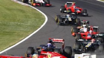 <b>UN TOQUE Y FUERA. </b>El Ferrari de Fernando Alonso cruza la pista de Suzuka sin control después de haber sido golpeado por el Lotus de Kimi Raikkonen.
