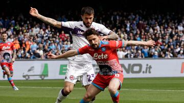 Soccer Football - Serie A - Napoli v Fiorentina - Stadio Diego Armando Maradona, Naples, Italy - April 10, 2022 Napoli's Mario Rui in action with Fiorentina's Lorenzo Venuti REUTERS/Ciro De Luca