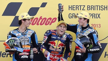 &Aacute;lex Rins, a la izquierda, en un podio de Moto 3 con Luis Salom como ganador y &Aacute;lex M&aacute;rquez.