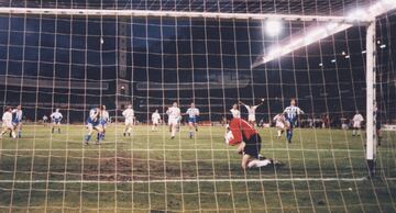 El 14 de mayo de 1994 tuvo lugar el desenlace más emocionante en la historia de La Liga española. Un penalti señalado en el tiempo de añadido a favor del Deportivo le habría dado el título en caso de convertirlo, pero González le detuvo la pena máxima a Djukic en Riazor, sirviéndole el título en bandeja al Barcelona.