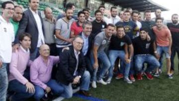 Jugadores, técnicos y Junta Directiva de la UE Cornellà posan para AS tras tocarle en la Copa el Real Madrid.