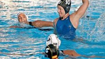 <b>A LA FINAL. </b>Las españolas, con Meseguer al frente, ganaron el duelo.