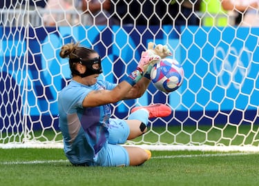 Cata suena a ‘Cat’, pero su estilo y reflejos felinos hace que el mote ‘Catwoman’ le calce perfectamente. Lo recibió en los Juegos Olímpicos de 2024, cuando tenía que llevar una máscara debido a una fractura de nariz. Debutó con la careta en los cuartos de final y fue la figura clave parando el primer penalti de la tanda para dar el pase a España a las semifinales.