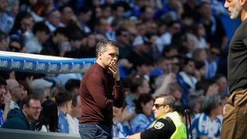 SAN SEBASTIÁN, 04/04/2026.- El entrenador del Levante UD, Luís Manuel Ferreira de Castro, observa a sus jugadores durante el partido de LaLiga EA Sports disputado contra la Real Sociedad este sábado en el Estadio de Anoeta de San Sebastián. EFE/Javier Etxezarreta