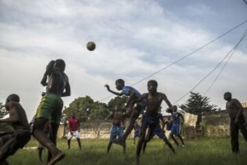 F¨²tbol en Franceville una de las ciudades m¨¢s grandes de Gab¨®n