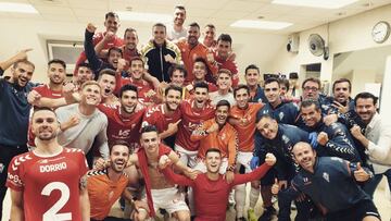 Los jugadores del Real Murcia celebran la clasificaci&oacute;n para los cuartos de final de la Copa Federaci&oacute;n.