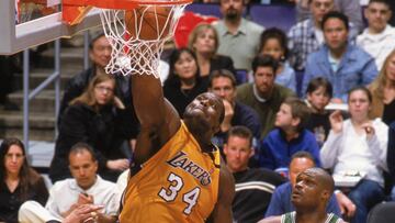 Shaquille O'Neal la hunde ante la mirada de Walker y Battie