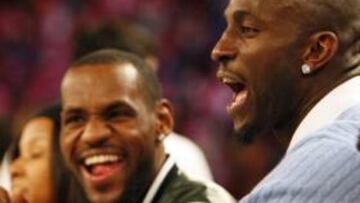 <strong>FIESTA TOTAL.</strong> LeBron James y Kevin Garnett disfrutaron a lo grande del desafío entre Rookies y Sophomores con el que arrancó una nueva edición del All-Star Weekend.