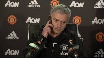 Mourinho contesta celular de periodista en medio de conferencia