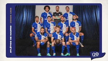 Jugadores del Atlético posan con la nueva equipación.