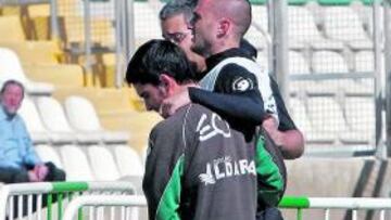 <b>GRAVE. </b>Dani Martín abandona el campo el día que se lesionó.