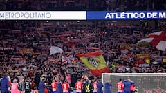 Los jugadores del Atlético celebran con la grada el triunfo ante el Real Madrid.