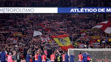 Los jugadores del Atlético celebran con la grada el triunfo ante el Real Madrid.