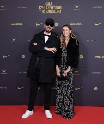 El artista urbano Salvatore Benintende, más conocido como TVBoy, posa en la alfombra roja del gran Teatro del Liceu.