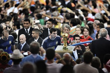 La fotografía de Bao Tailiang, en la que Messi aparece mirando el trofeo del Mundial tras perder la final ante Alemania del Mundial de 2014 dió la vuelta al mundo y se ha convertido en una de las imágenes mas icónicas de la historia.
