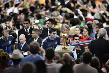 La fotografía de Bao Tailiang, en la que Messi aparece mirando el trofeo del Mundial tras perder la final ante Alemania del Mundial de 2014 dió la vuelta al mundo y se ha convertido en una de las imágenes mas icónicas de la historia.
