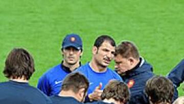 <b>CONJURADOS CONTRA EL MUNDO. </b>Lievremont ha utilizado las críticas a sus jugadores para conjurarlos de cara a ganar "el partido más importante de nuestras vidas".