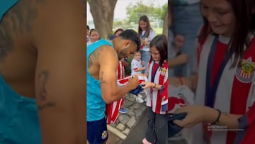 Vídeo: Alexis Vega hace llorar a niña fan tras firmarle y regalarle un jersey